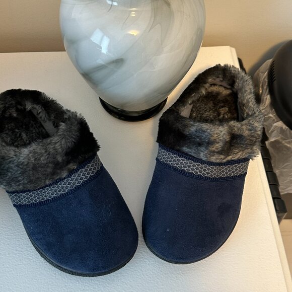 Isotoner Slippers - Size 8.5 - 9 - Picture 1 of 6